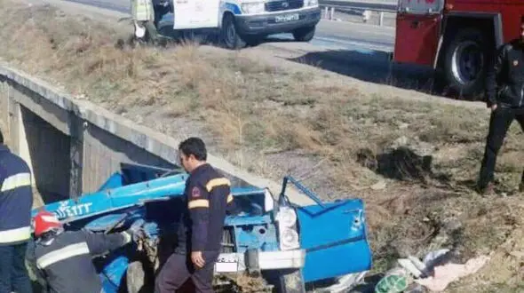 این بار نیسان آبی در تصادف مچاله شد / مرگ 3 مسافر در جاده فسا + عکس بعد حادثه