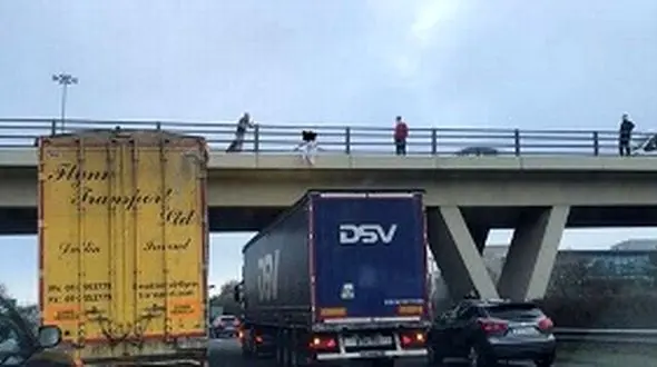 اقدام باورنکردنی راننده تریلی برای جلوگیری از خودکشی دختر جوان!