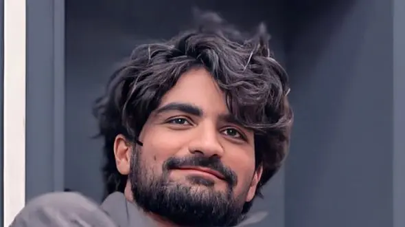 خلاقیت منحصربفرد عرفان طهماسبی استعداد درخشان کشورمان برای تزئین گیتار عتیقه اش با فرش اصیل تبریز +عکس