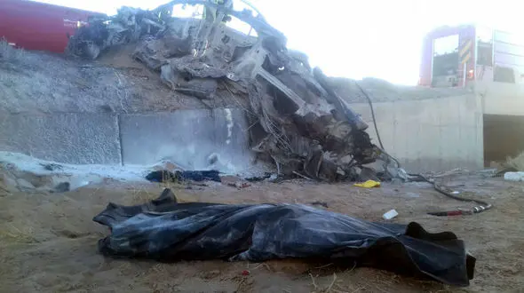 له شدن مرگبار 5 نفر داخل تیبای مچاله زیر تریلی! +عکس