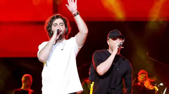 فیلم / خواننده ایرانی خودش را در کنسرت آویزان کرد! / این چه کاری بود ؟! + بیوگرافی مسیح و آرش