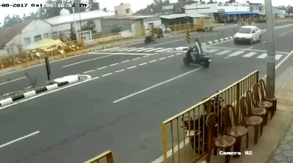 مرگ تلخ موتورسوار در تصادف + فیلم