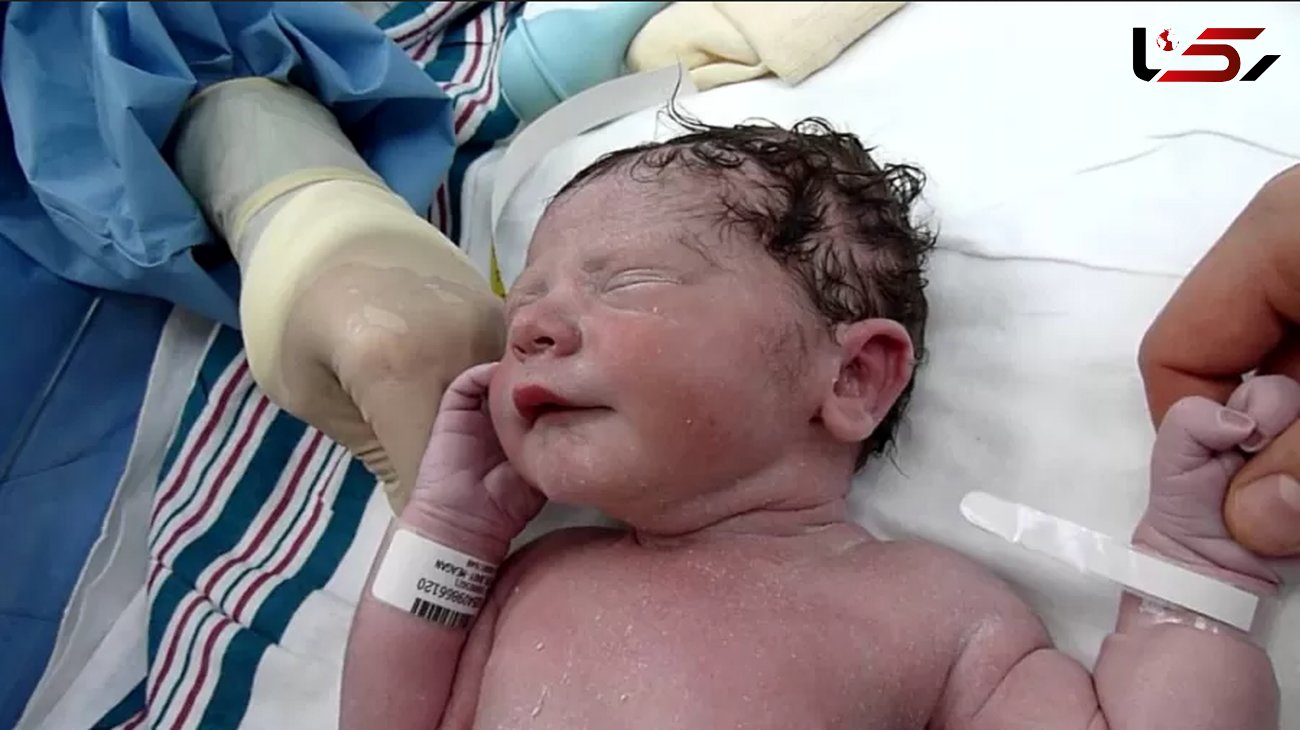 فیلم دیدنی از معجزه زیر آوار زلزله مراکش / بیرون کشیدن نوزاد تازه متولد شده از زیر آوار