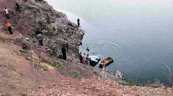 سقوط خودرو سواری به درون سد / گم شدن جسم بی جان زن و کودک خردسال در آب 