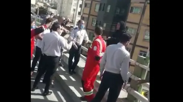 فیلم لحظه خودکشی زن خرم‌ آبادی از روی پل روگذر  / به او تهمت زده بودند