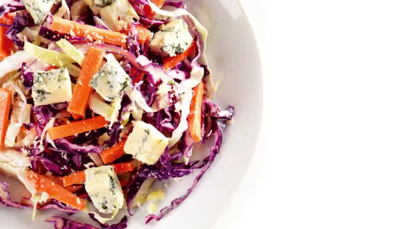 سالاد بلوچیز با سس پنیری با هویج نواری+ دستور تهیه