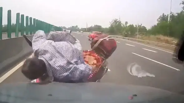 تصادف وحشتناک موتور سواری که خلاف جهت در اتوبان می رفت+فیلم