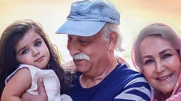 فیلم /  حماسه خلاقانه هانا پاک نیت زیباترین دختر ایران /  بزک دوزک کردن و بیگودی گذاشتن هانا، نوه چشم رنگی محمود پاک نیت با دستمال توالت ...