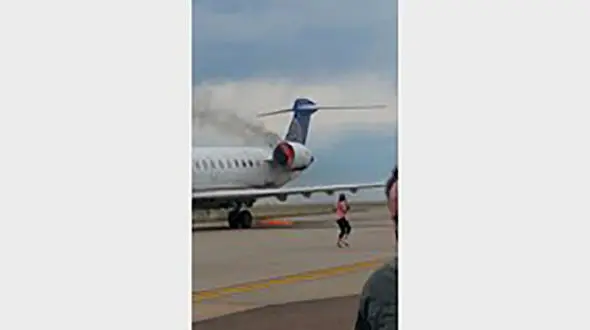  آتش سوزی وحشتناک موتور هواپیما در فرودگاه امریکایی + تصاویر