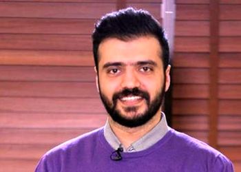 فیلم/ کنایهٔ جنجالی ابوطالب حسینی به ماجرای نفیسه روشن و فوتبالیست معروف: شما ۵۰ نفر را معطل می کردی و با این شیطونک حرف می زدی: چقدر توی اغما درخشان بودی بهترین بازیگر ایرانی!