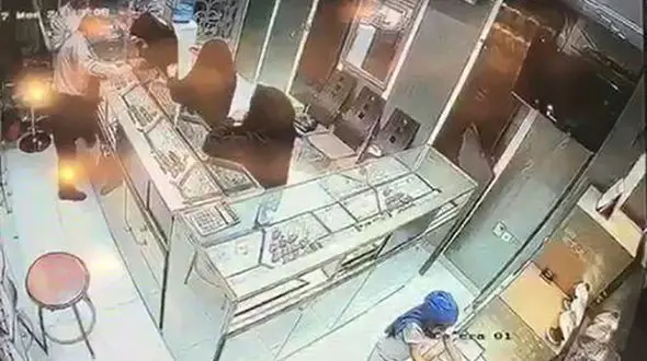 دختر 7 ساله دزد طلافروشی های استان فارس بود / دوربین همه چیز را ثبت کرد + عکس 