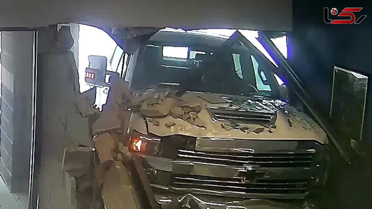 یک خودرو ساختمان بیمه را تخریب کرد + فیلم 