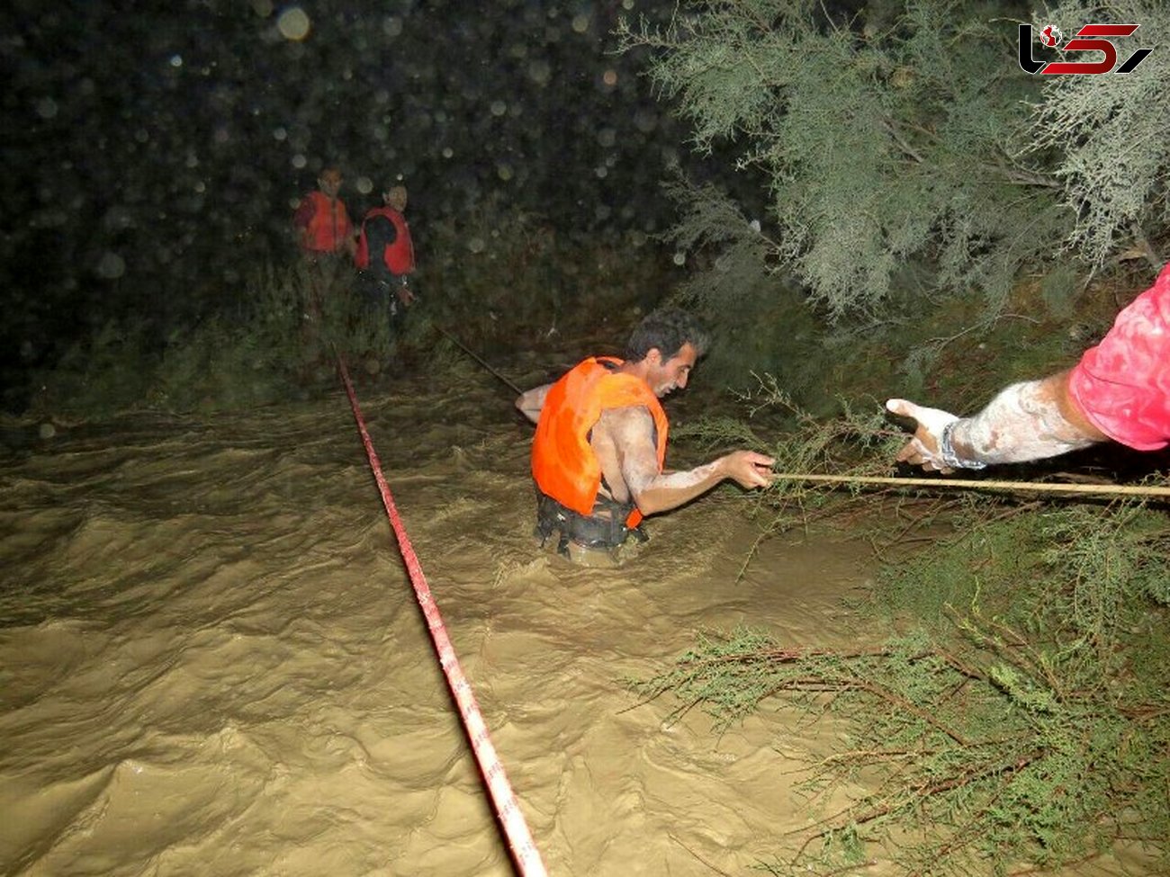 زائران گرفتار در رودخانه «گاوی» مهران نجات یافتند