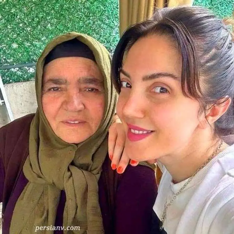 خواننده مشهور ترکیه در کنار مادرش