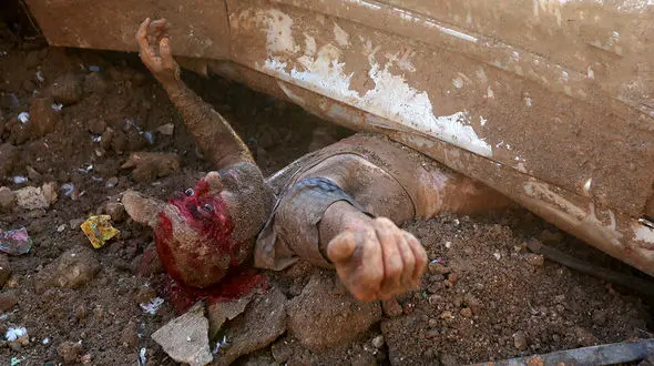 تصاویر باورنکردنی / زنده ماندن معجزه آسای مرد لبنانی در خاک و خون انفجار بیروت