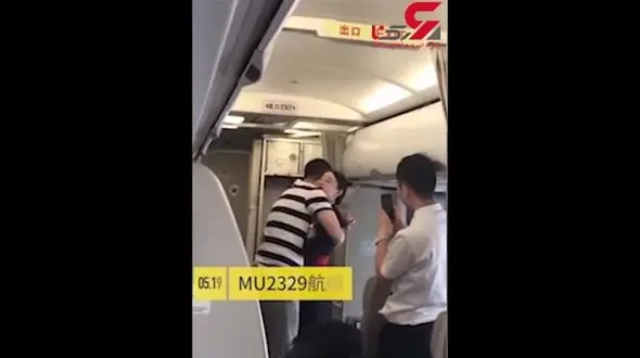 اخراج خانم میهماندار در آسمان / یک مرد از او خواستگاری کرده بود! +فیلم 