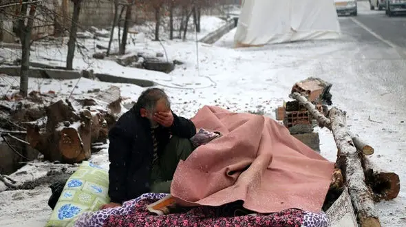 کمین شیادان در زلزله خوی / به بهانه کمک کنید پول به جیب می زنند