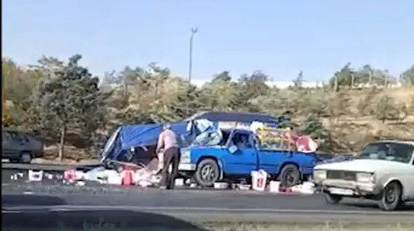 فیلم تصادف شاخ به شاخ 2 نیسان آبی در آزادراه شهید کسایی تبریز / ببینید