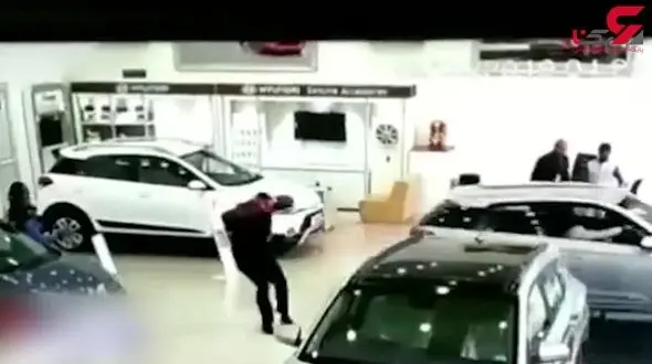 مشتری خودروی صفر را به شیشه نمایشگاه کوبید! +فیلم