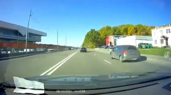 فیلم پرواز خودرو به روی 2 خودرو در جهت مخالف جاده!