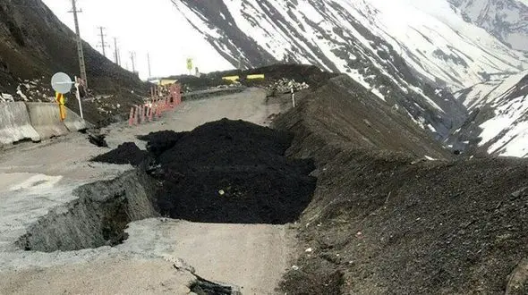 عکس وحشتناک از جاده چالوس/ جاده 80 متر دهان باز کرد