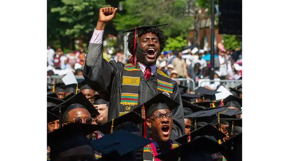 اقدام فوق العاده مرد پولدار برای 400 دانش آموزا فقیر+ عکس
