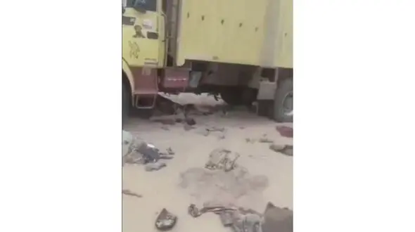 فیلم مخصوص بزرگسالان / صحنه مرگ 49 زن و مرد و کودک بخاطر تشنگی در صحرای بزرگ  / کامیون خراب شد و همه مردند 