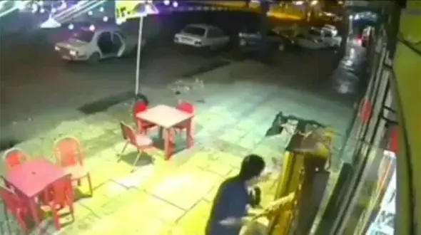 ببینید / عجیب‌ترین دزدی تاریخ از یک فست‌ فود + فیلم