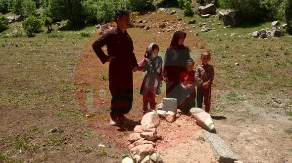 ناگفته ها از علت خودکشی زینب 13 ساله در روستای پاتت / عکس هایی که فقر را در این روستا فریاد می زنند