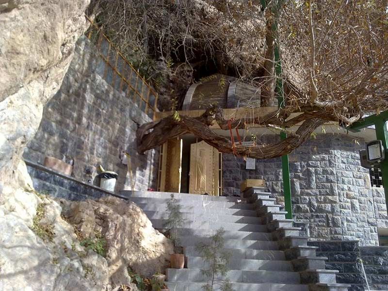 نمای ورودی زیارتگاه چک چک میان صخره های سنگی کوه