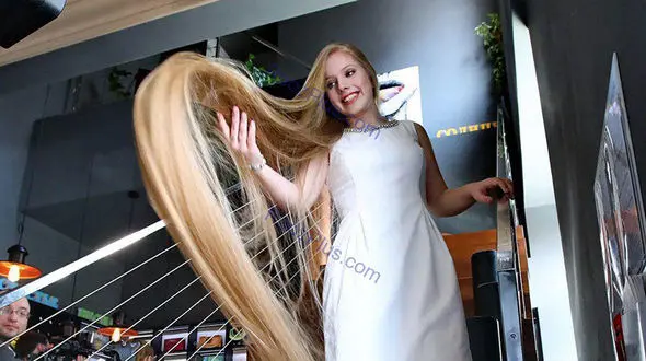 دختر نوجوان ۱۵ ساله اوکراینی صاحب عنوان بلندترین مو+عکس
