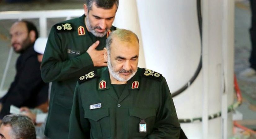 عکس؛ سفر در زمان؛ بازدید «رهبر انقلاب و سردار سلامی» از پهپاد غزه؛ سال 1402