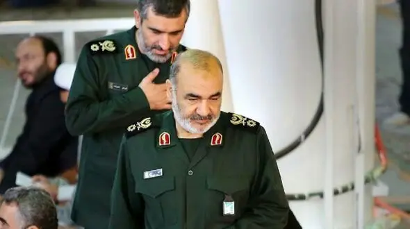 عکس؛ سفر در زمان؛ بازدید «رهبر انقلاب و سردار سلامی» از پهپاد غزه؛ سال 1402