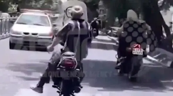 ببینید / حرکات جنون‌آمیز یک پیرمرد موتور سوار وسط خیابان‌های تهران! + فیلم