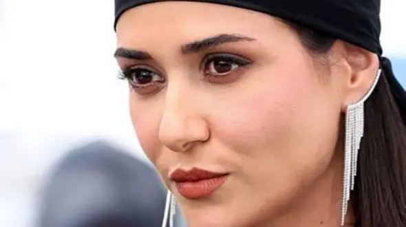 ژست بانمک پریناز ایزدیار برای عکاسان / در همه حالتی این دختر زیباو با اصالت است !