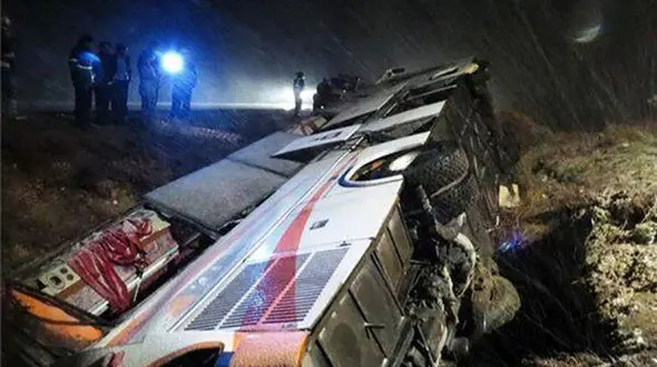 6 کشته با واژگونی اتوبوس ولوو در اصفهان +عکس 