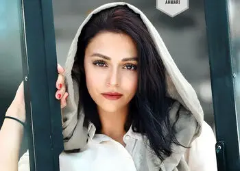 نگاهی به دکوراسیون گرم و صمیمی منزل سوگل خلیق؛ از پنکه قدیمی تا کتاب های ارزشمند