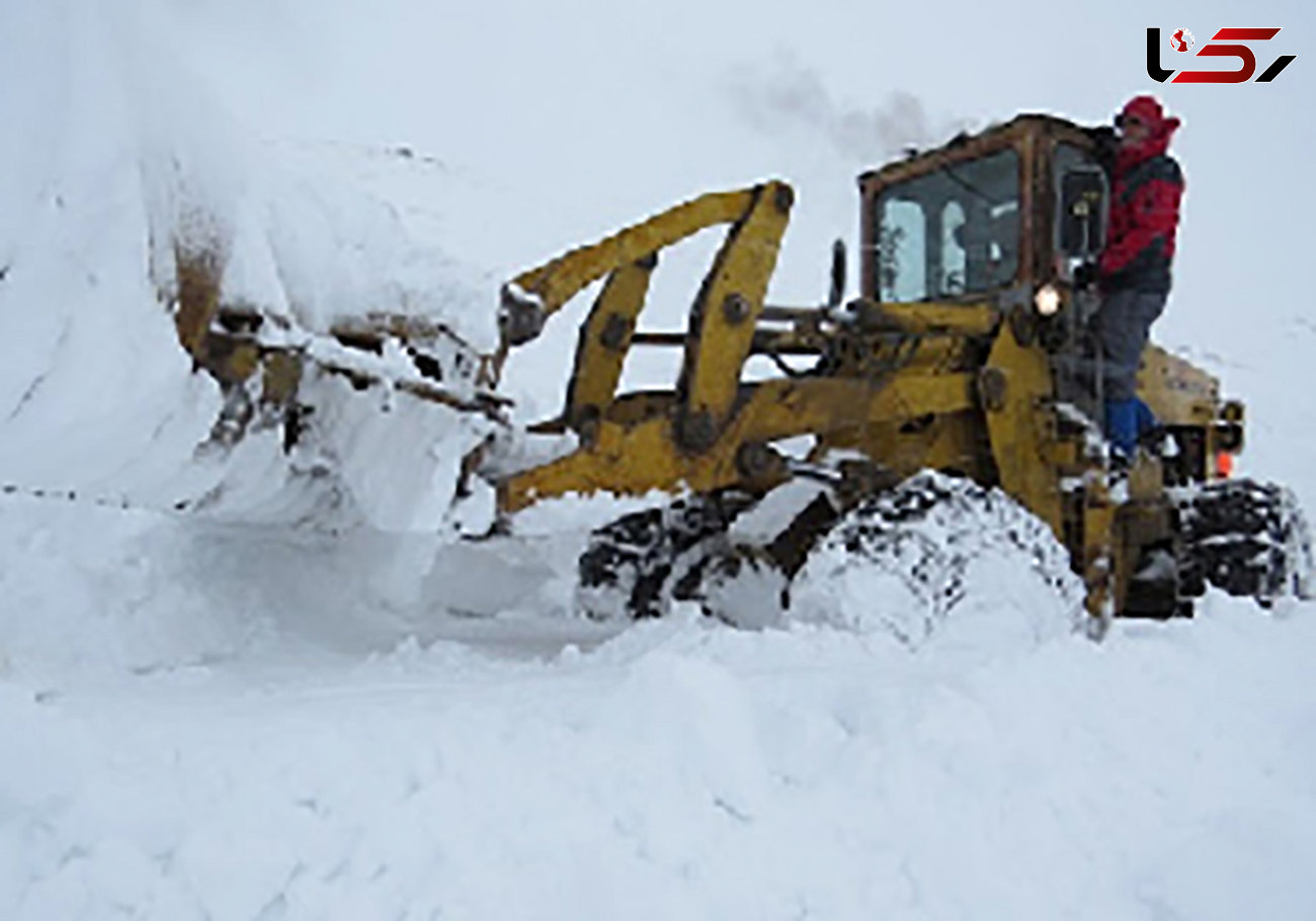 نجات راننده مدفون زیر برف در مهاباد 