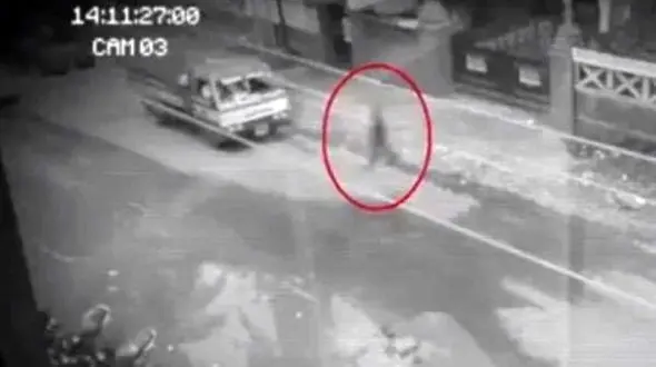 فیلم قدم زدن یک روح در خیابان های شهر جنجال به پا کرد! + عکس