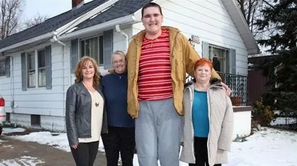 رشد قدی این نوجوان آمریکایی هرگز متوقف نمی شود+عکس