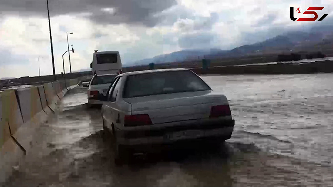 نجات سرنشینان خودروهای گرفتار در سیلاب بامدادی تهران