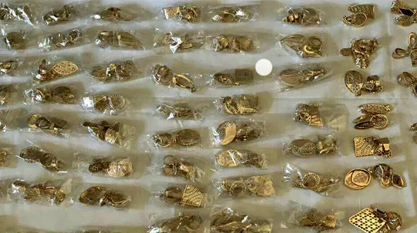 کشف یک کیلو و 100 گرم طلای از بدن یک مسافر ورودی به ایران + عکس