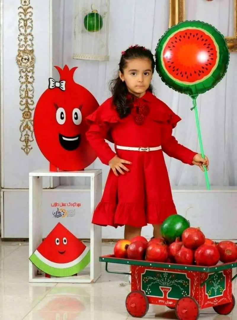 ژست عکس یلدا کودک | ژست عکس شب یلدا 1404 برای کودکان دخترانه و پسرانه آتلیه ای و در خانه