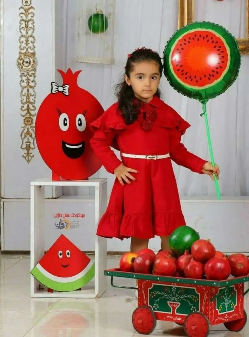 ژست عکس یلدا کودک | ژست عکس شب یلدا 1404 برای کودکان دخترانه و پسرانه آتلیه ای و در خانه