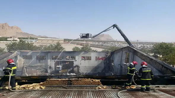 آتش سوزی گسترده یک کارگاه مواد پلاستیکی در اصفهان