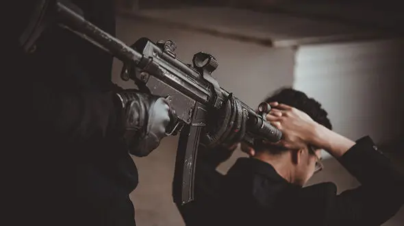 فیلم و جزییات عملیات رهایی دختر گروگان گرفته شده در شیراز / پسر جوان کشته شد 