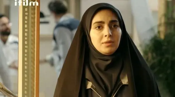 عکس «مرضیه» بچه مهندس در کنار حمید گودرزی در پشت‌صحنه سریال غریبه