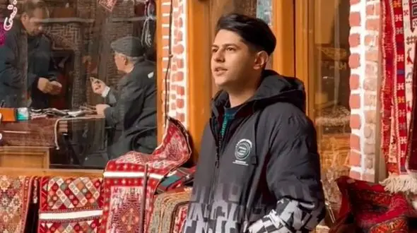 آواز بازاری؛ پسر دهه هشتادی کاسب آهنگ تمامی دینم به دنیای فانی میخونه صداش آب زلاله