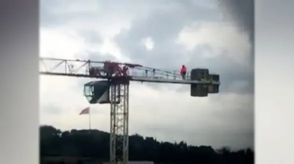 فیلم دیدنی از لحظه اقامه نماز روی جرثقیل 60 متری