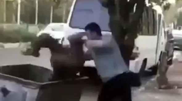 اقدام خجالت آور یک مرد با کودک زباله گرد جلوی دوربین + فیلم و واکنش کاربران 